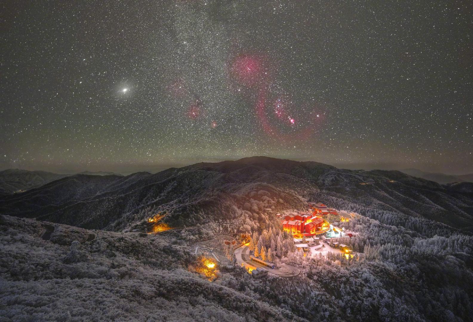 当最后一缕夕阳为飞檐鎏上金边，雾凇便在夜间悄然凝结，万寿寺渐渐沉入梦境。一眼望去