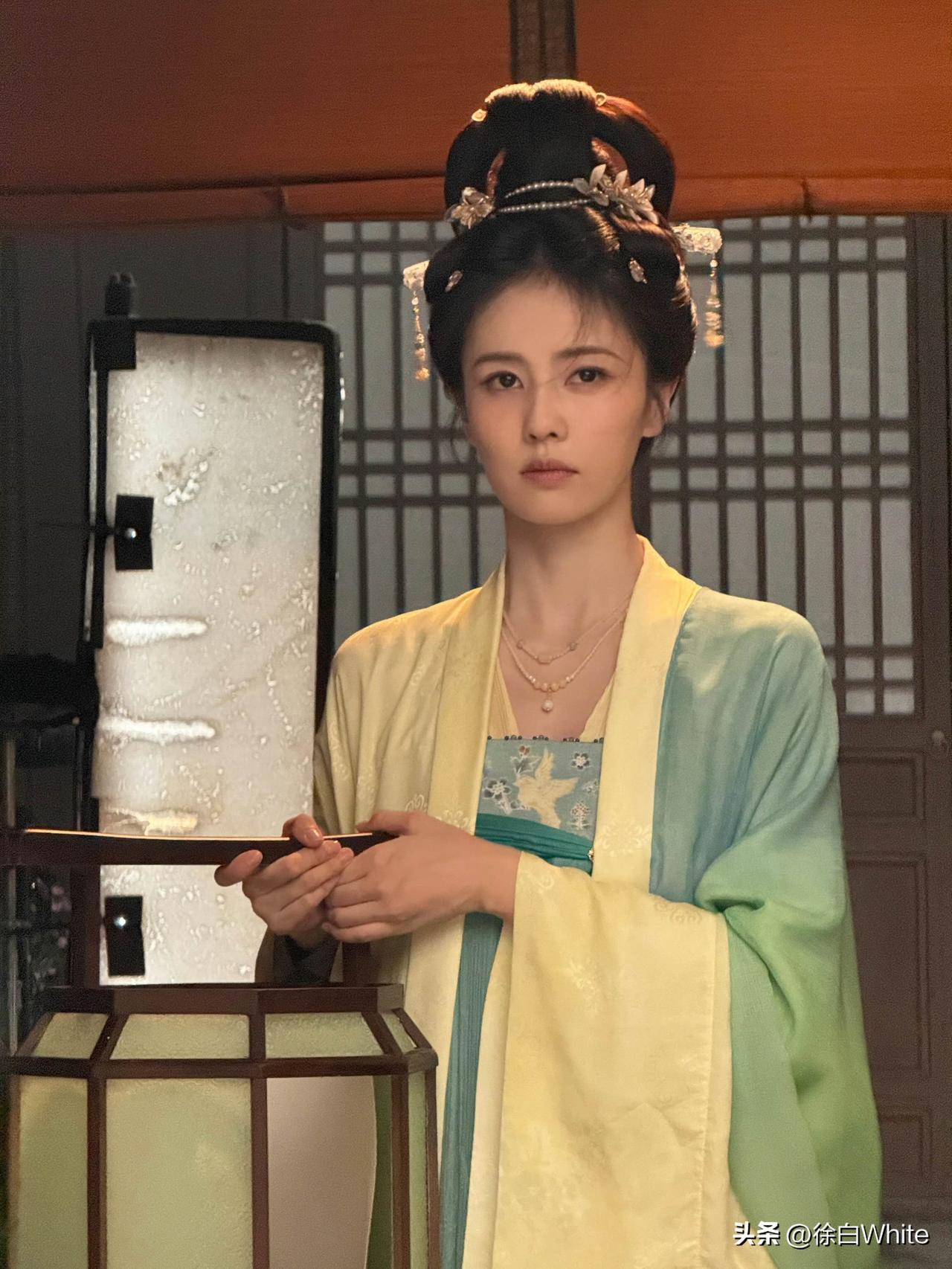6月15日，白鹿为什么不告偶遇她的网友？
现在这个网友又把视频公开了，还把自己的