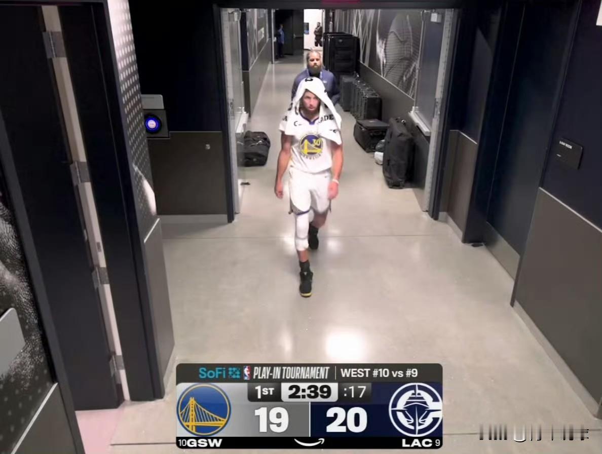 突发！库里返回了更衣室！

今天勇士对阵快船的附加赛，输球的一方将直接被淘汰出局