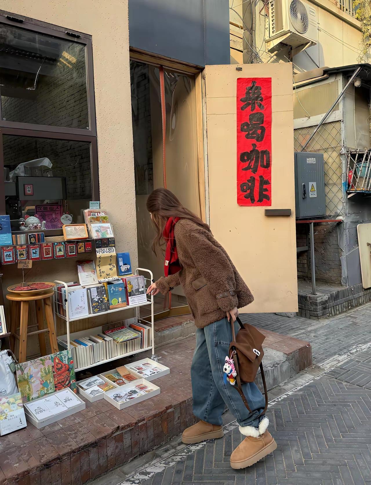 对联
上联：[作揖][作揖][作揖]；
下联：前后脚。