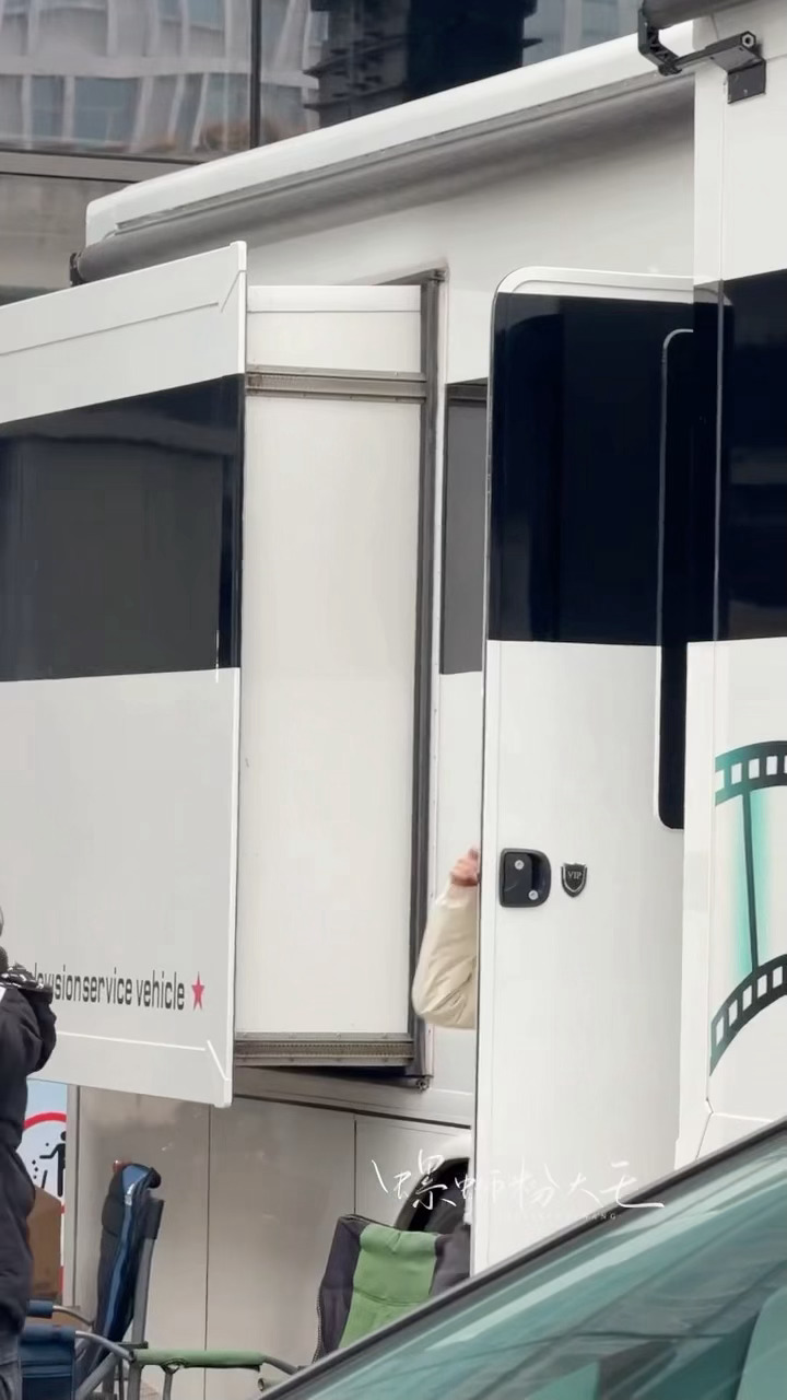 陈都灵白幼薇公主切造型陈都灵今天也没变成玩偶呢出妆 完全萌物来的 