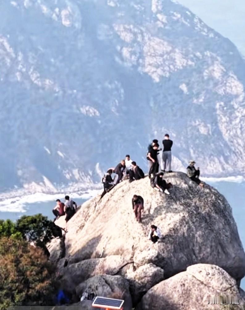 我要的只是现世安稳，如果日子就这么平平安安的过下去，我就老知足了。
生活有大起必