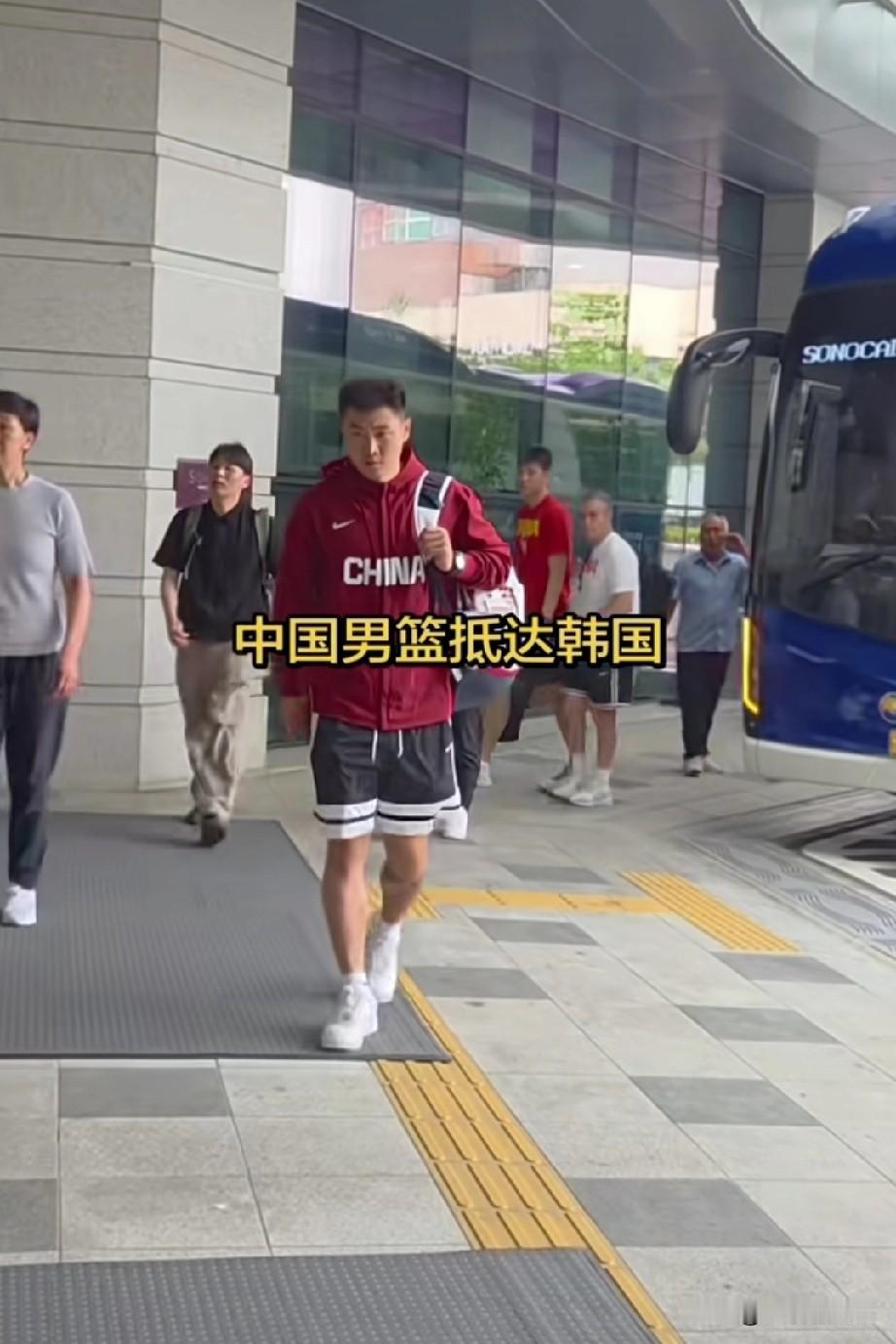 没有精气神了，中国男篮抵达韩国！

中国男篮已经到韩国了，在下大巴车的时候，球员