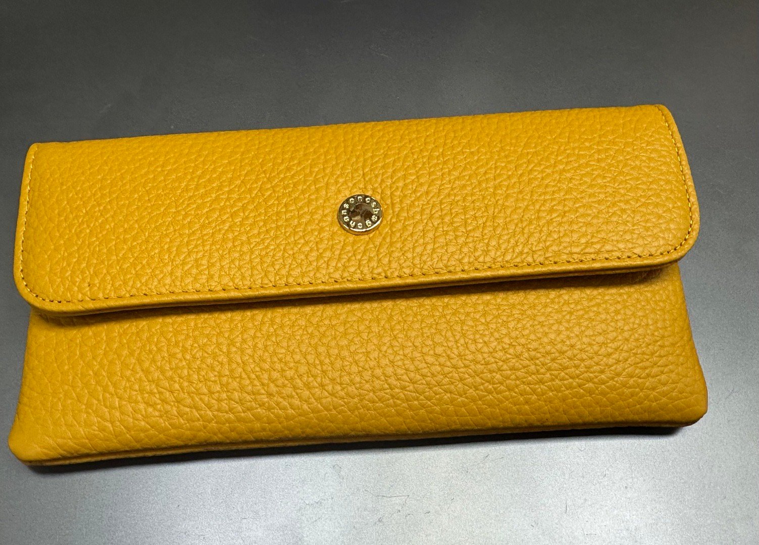 好物分享最近顏色喜好改變，發現入手的新物都是黃色的😍😍😍，昨天還看了一件黃