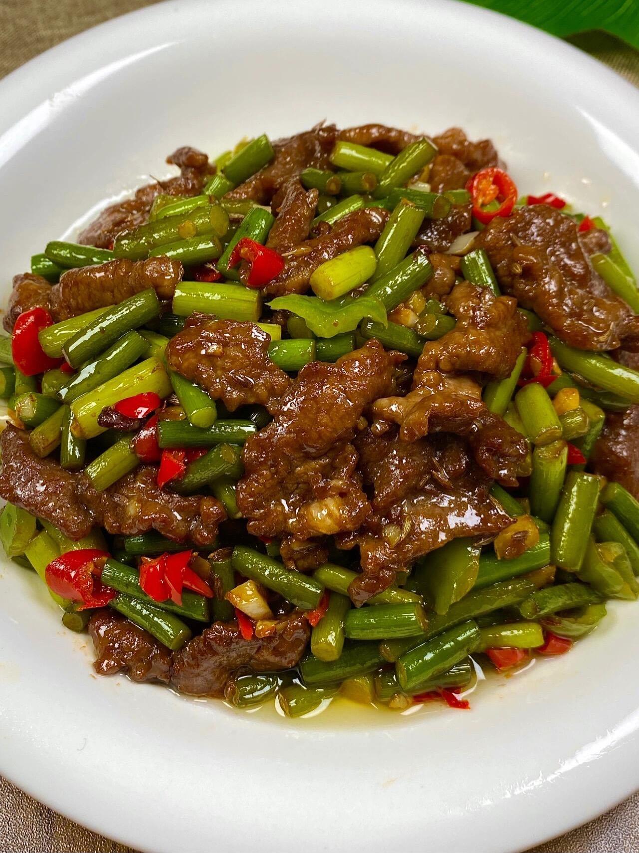 好吃又下饭的家常菜。这道爆炒孜然牛肉巨巨巨好吃，香迷糊啦
拌米饭吃了两大碗§好吃！牛肉嫩滑可口，搭配蒜苔
辣椒一起吃泰香了 达大家快试试呦~
食材：牛肉、蒜姜、小米辣、牛肉、螺丝椒
腌制：牛肉切片加1勺生抽十半勺老抽十少许白糖、胡椒粉 十1勺孜然粉抓匀 十1勺油拌匀腌制15分钟