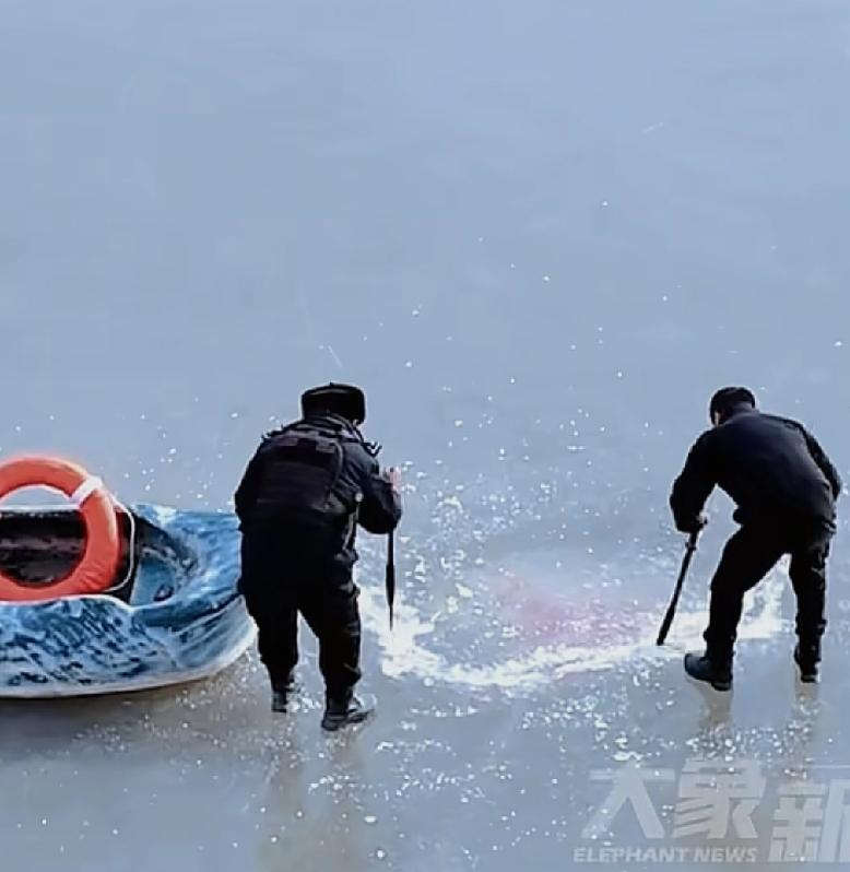 觉得不能让你被冰水埋没
新疆库车最近气温骤降，河水已经结成了冰。可是，相关部门在