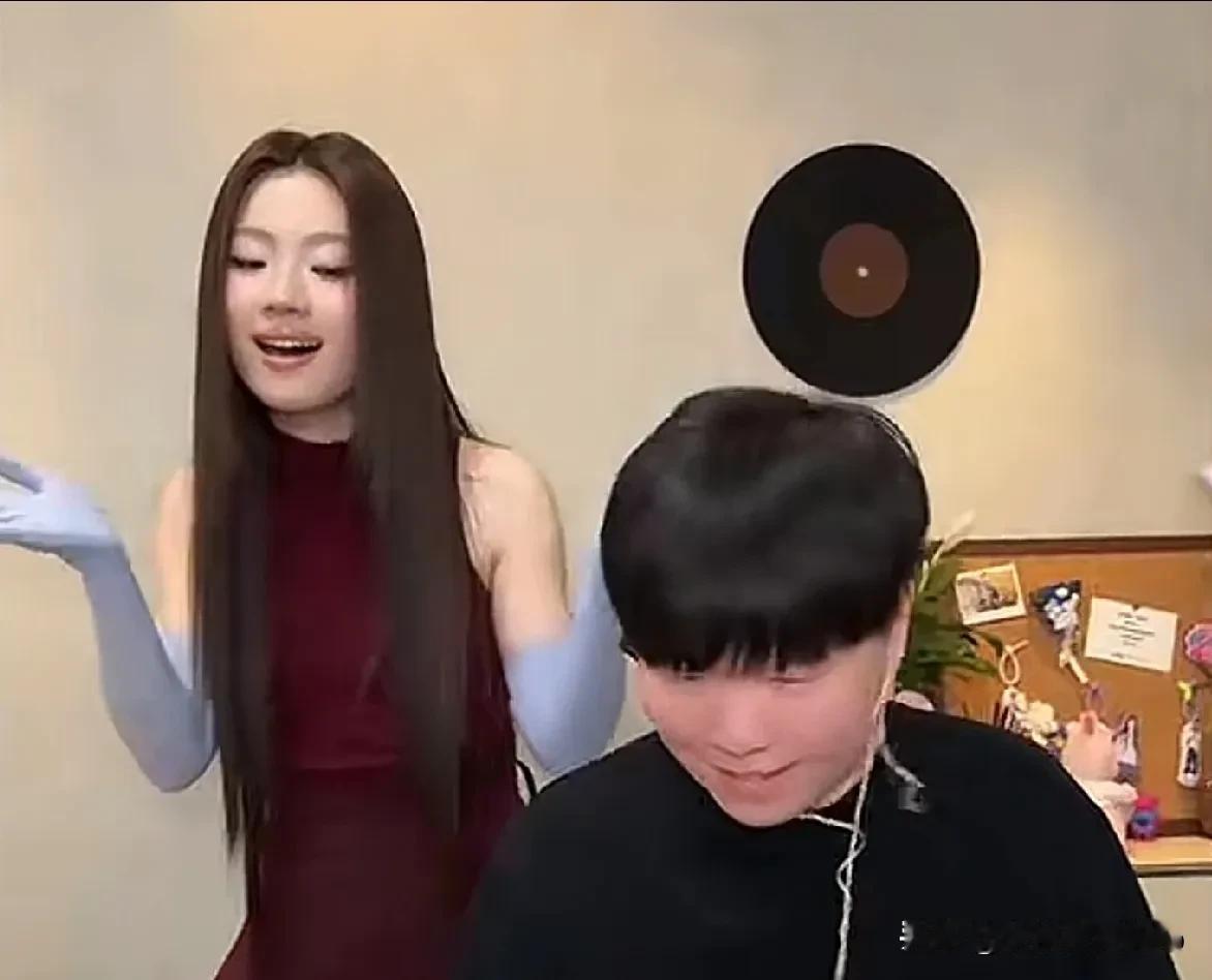常石磊单依纯各取所需：
一个美出天际一个丑下地狱
现实版的“美女与野兽”！
单依