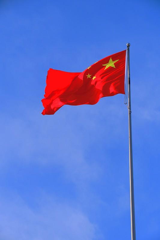 我们现在出门不用担惊受怕，晚上走夜路心里踏实，手机扫码就能付钱，千里之外的亲人打