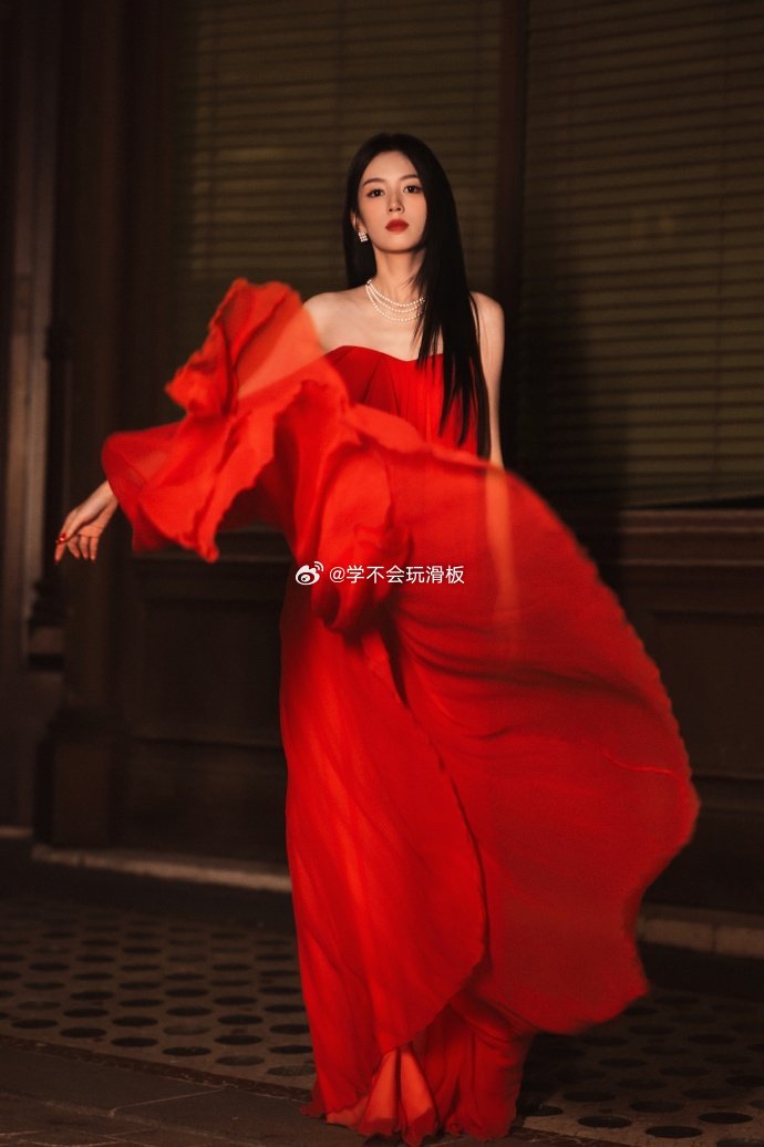 周也时装周首次走秀关注到周也的国际时装周T台首秀，虽是新人，但她全程状态在线，表