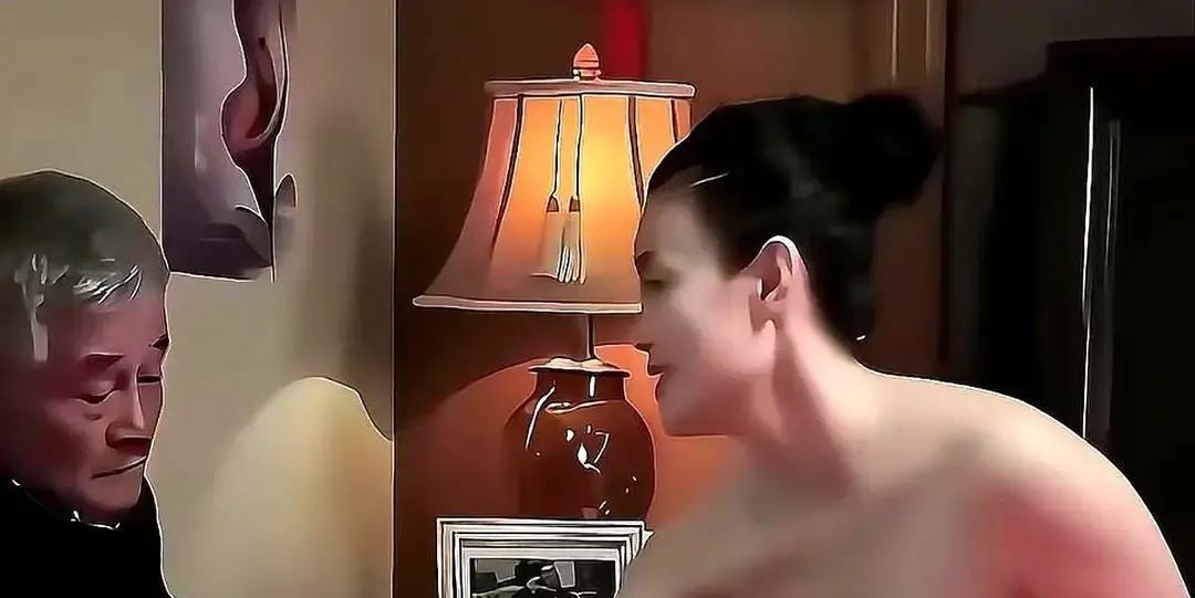 凌晨三点，片场的灯还亮着。
你给主演补完妆，自己却连盒饭都凉了。
这就是十五年前