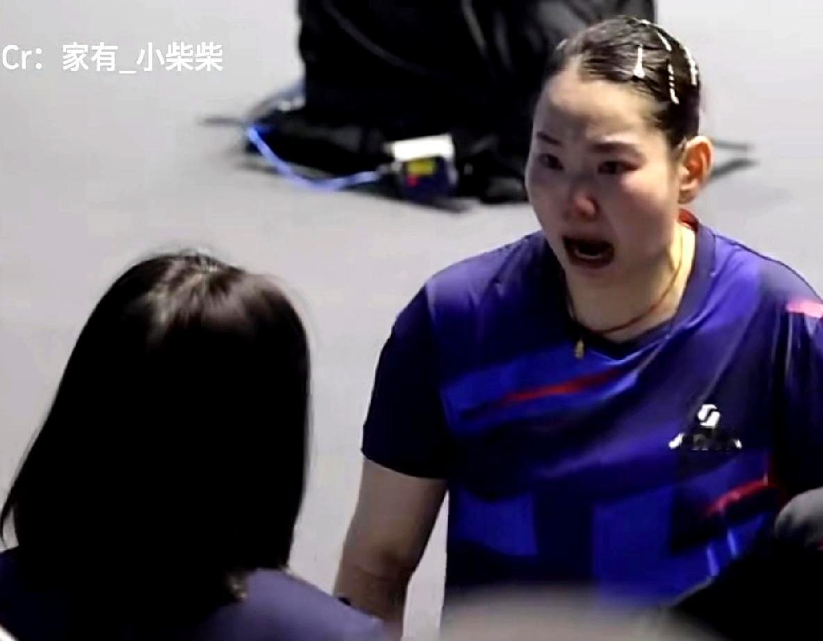 何卓佳和陈熠那场女团小组赛，打到决胜局10比9领先时，她一个发球被吹回抛违例，直