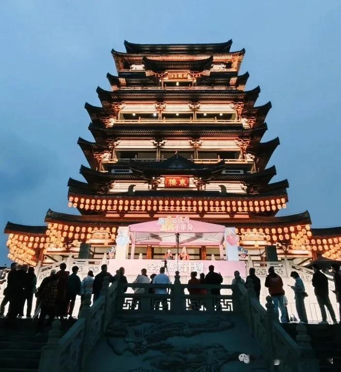 今年五一看似百花齐放，人潮涌动！处处搞露天音乐会，架个音响，搞个叫不出名字乐队，