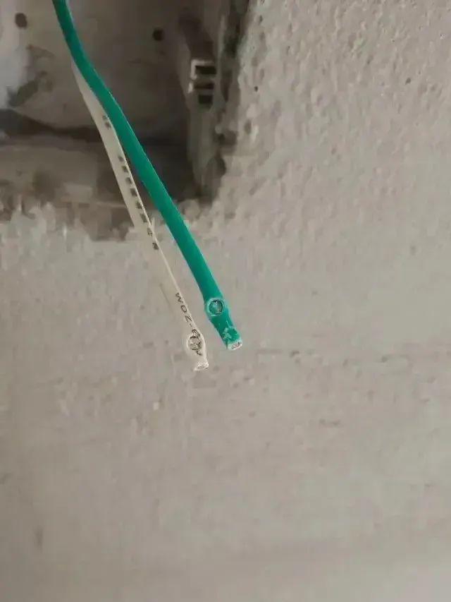 奇了怪了，灯打开总是一闪一闪的，开关关了就正常不亮了！
客户家有一个电灯，打开后