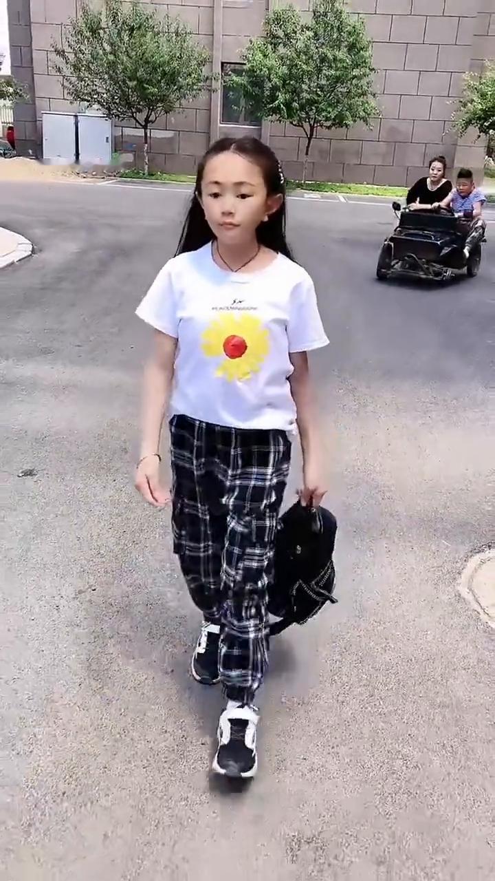 青春洋溢的校园风背着书包的少女，元气满满的一天。