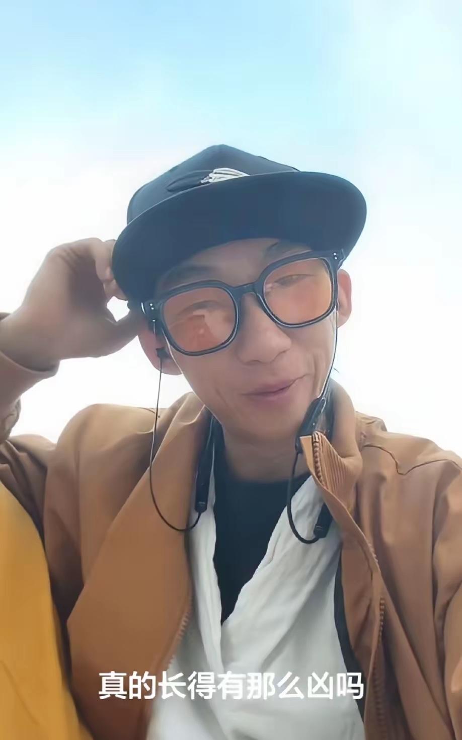 婴儿在车厢里撕心裂肺的哭了20分钟，男子忍无可忍，放下手机朝婴儿走过去，就在大家