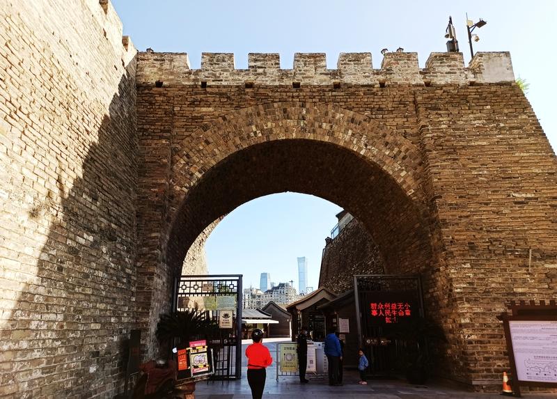 中华门那可是个充满神秘色彩的地方，它石洞里的秘密一直让人好奇。据说，中华门的石洞