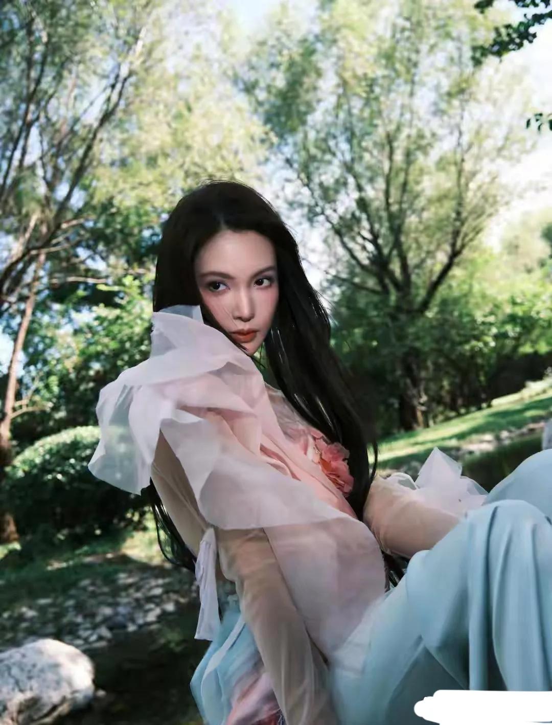 金晨穿纱裙，这颜值，这气质，这身段，美得像让人心动不已！