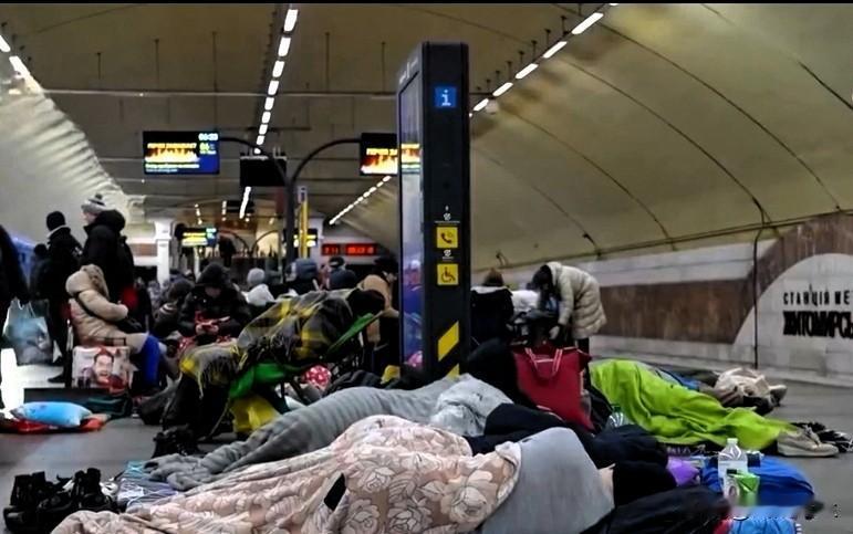基辅遭遇俄罗斯大规模袭击后，人们在地铁中过夜避难。
