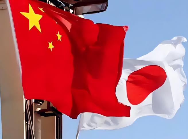 高市早苗刚接手，日本就彻底撕破脸了！不仅派船硬闯台海，自卫队还疯狂扩军三十倍，甚