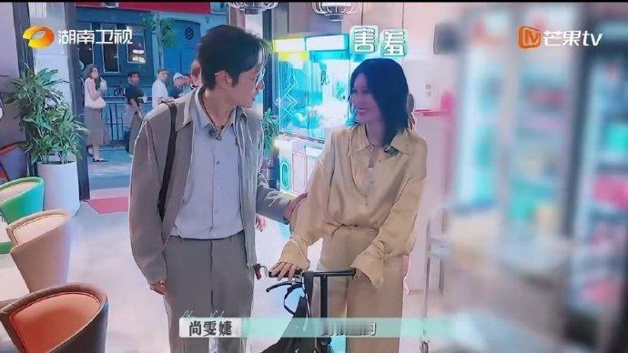 黄晓明背尚雯婕上楼巴黎合伙人名场面 尚雯婕对着楼梯犯难时，黄晓明想都没想就说“我