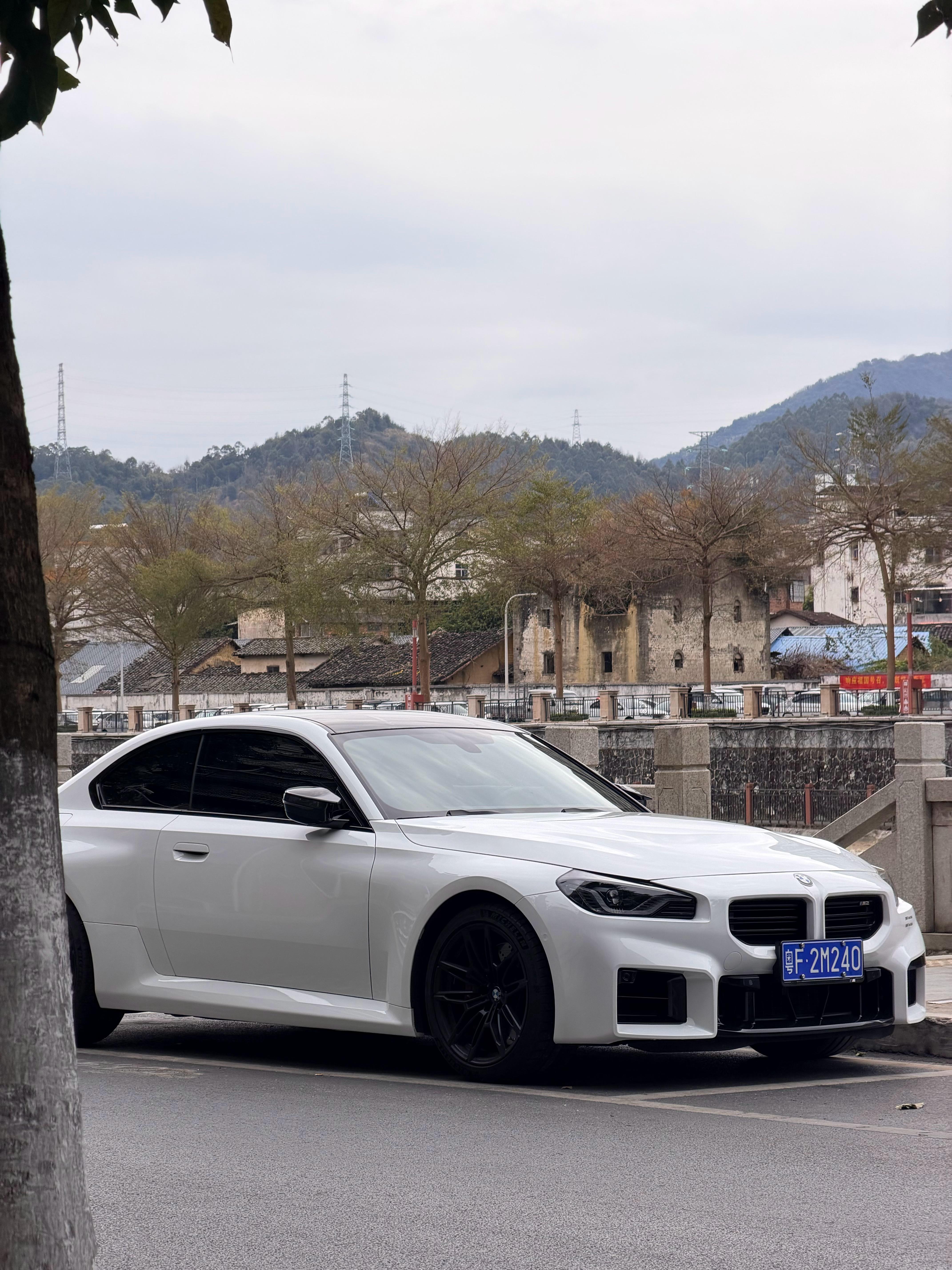 终于给这台驾驶机器上牌了G底盘的宝马M2还是更倾向于舒适F底盘才好玩可是G底盘的