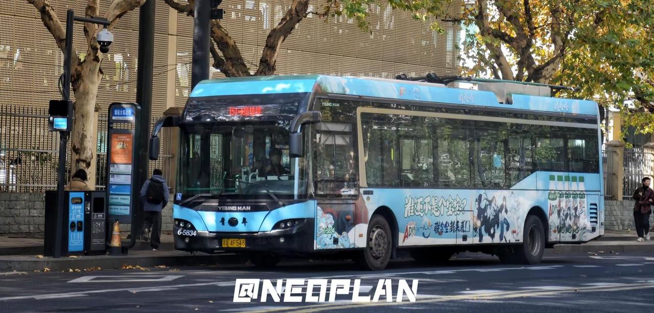浙A4FXXX/JNP6120BEV1。杭州一代人最经典的记忆——JNP6120