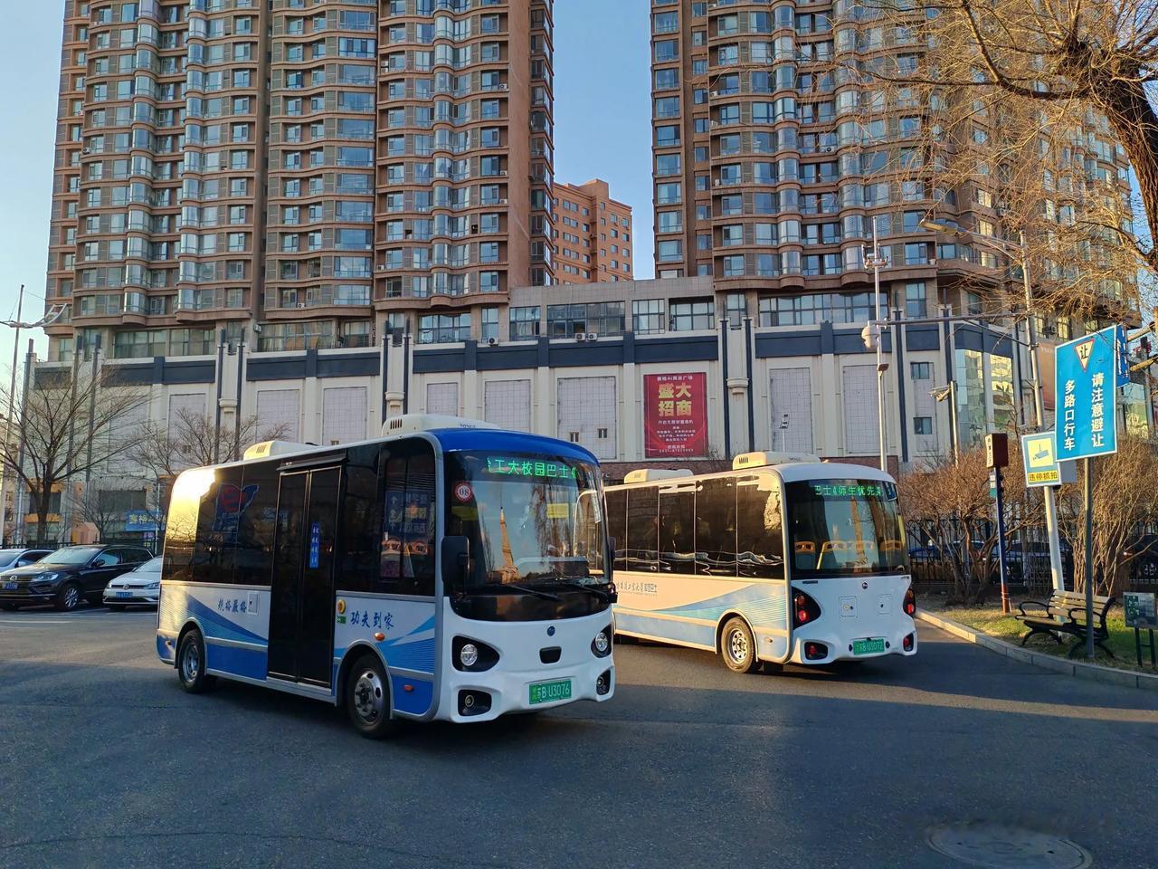 学习并非很轻松，晚上脑子还很懵。半夜外面非常冷，月亮旁边有颗星。