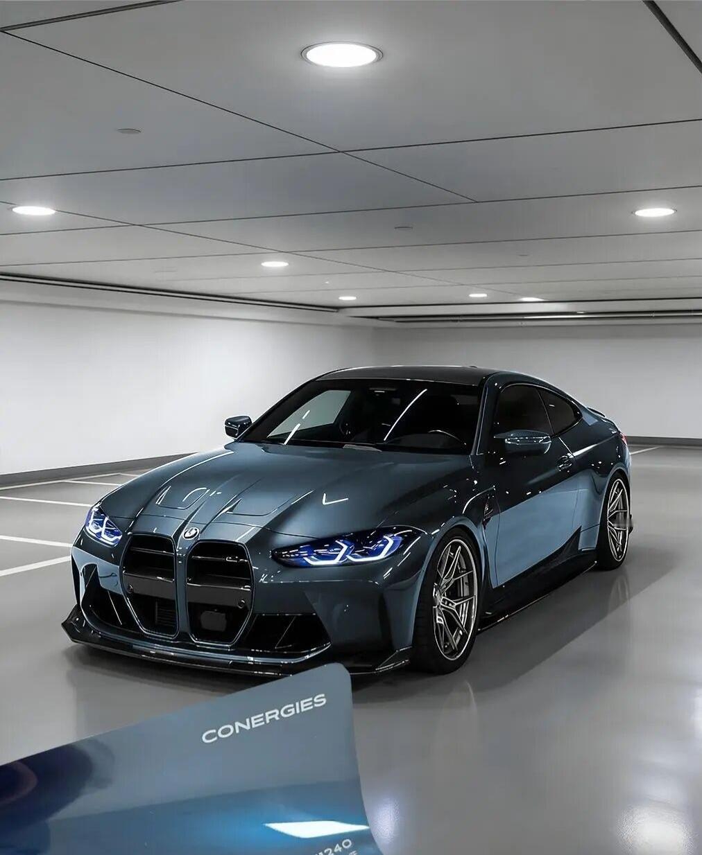 宝马的审美真的喷不了！怎么改都帅！这颜色自带高级buff 宝蓝底色裹着细碎光泽流