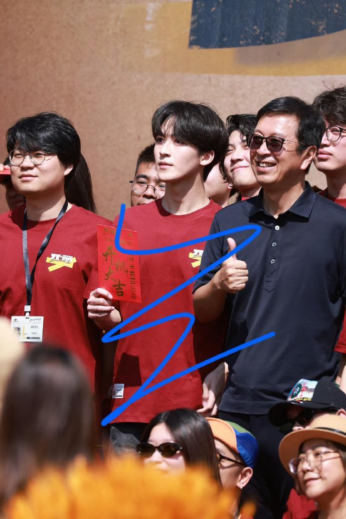 何洛洛开端开机 仪式现场举止沉稳得体，细节之处尽显认真，对待影视新作态度格外严谨