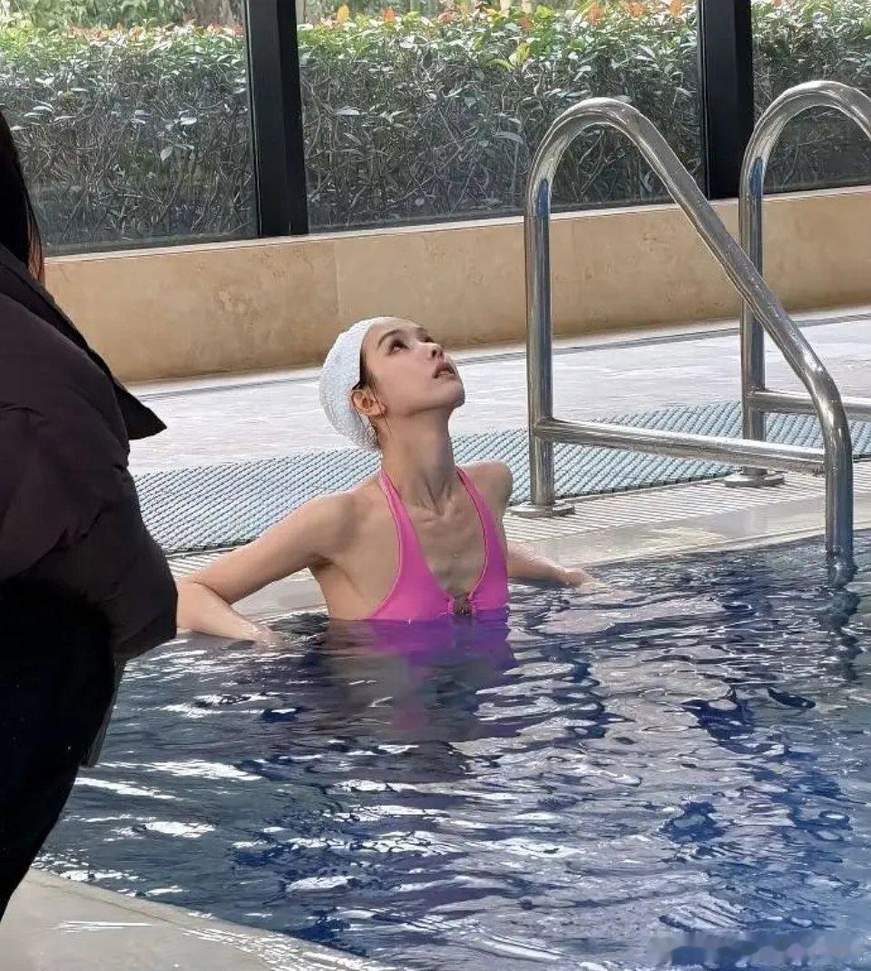 陈都灵太瘦了吧，都能看到她的骨头，姐姐多吃一点吧 