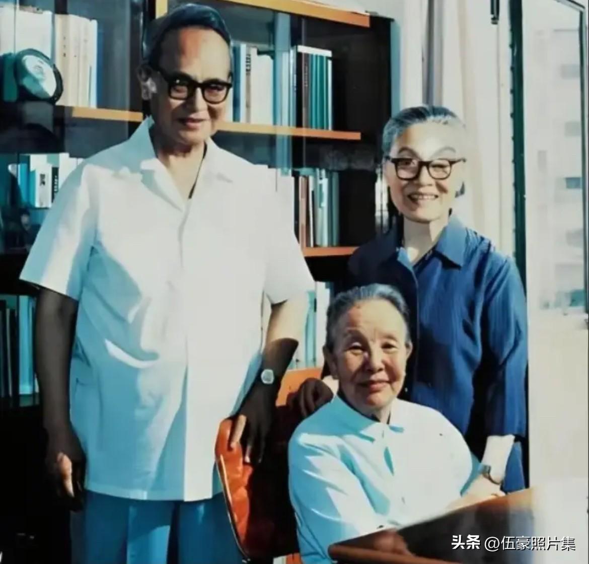 上世纪九十年代年代，钱钟书、杨绛夫妇看望著名女作家冰心时的合影。钱钟书与冰心都是