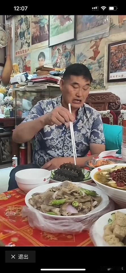 大衣哥成名之后越来越浪费了，看看一个农民工成名之后有多疯狂，天天吃海参补身体，满