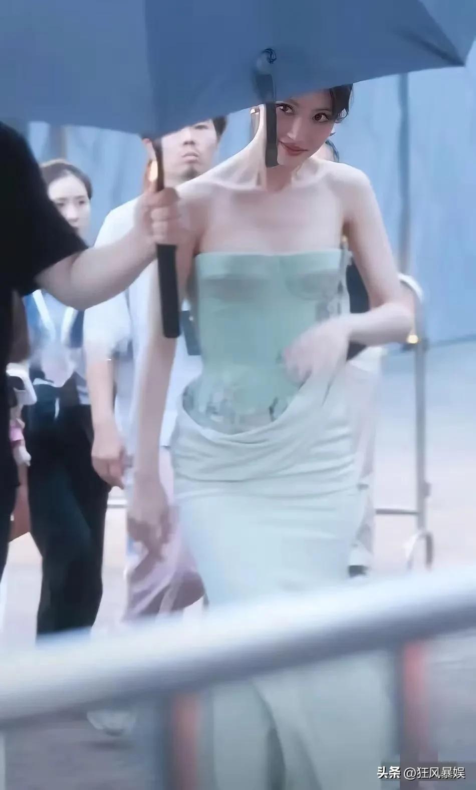 金晨，是大胆还是虎？

不知道金晨是大胆还是虎，穿这种抹胸裙，居然没防走光的内衬