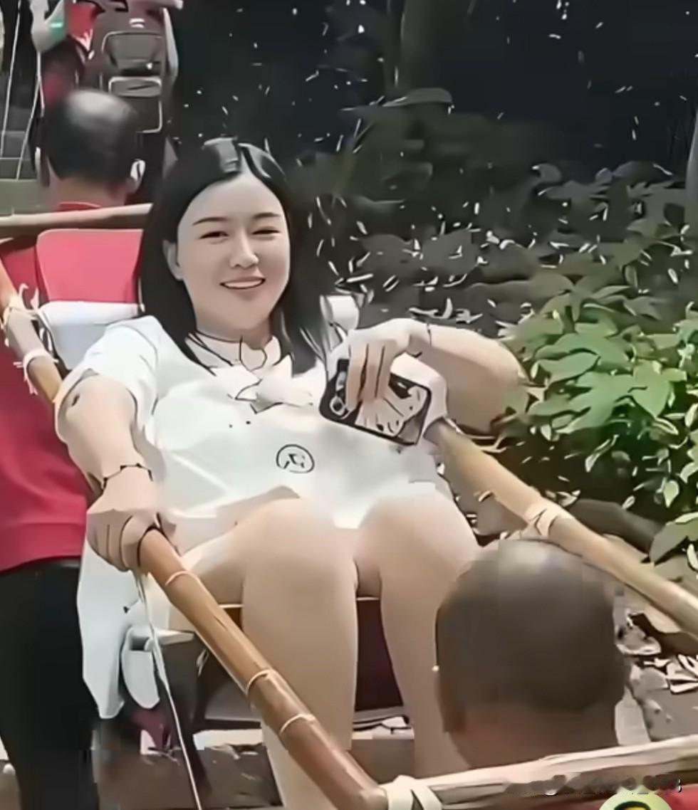 不知这是哪个景区的画面，这女子坐轿游玩也太悠闲了吧!

其实存在即合理，一个花钱