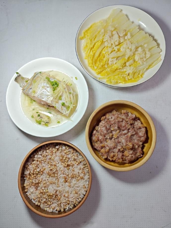 晚饭，油盐姜丝蒸大带鱼段，黄瓜干蒸肉饼，蒜蓉鸡汁蒸娃娃菜，荞麦饭。心满意足的一餐