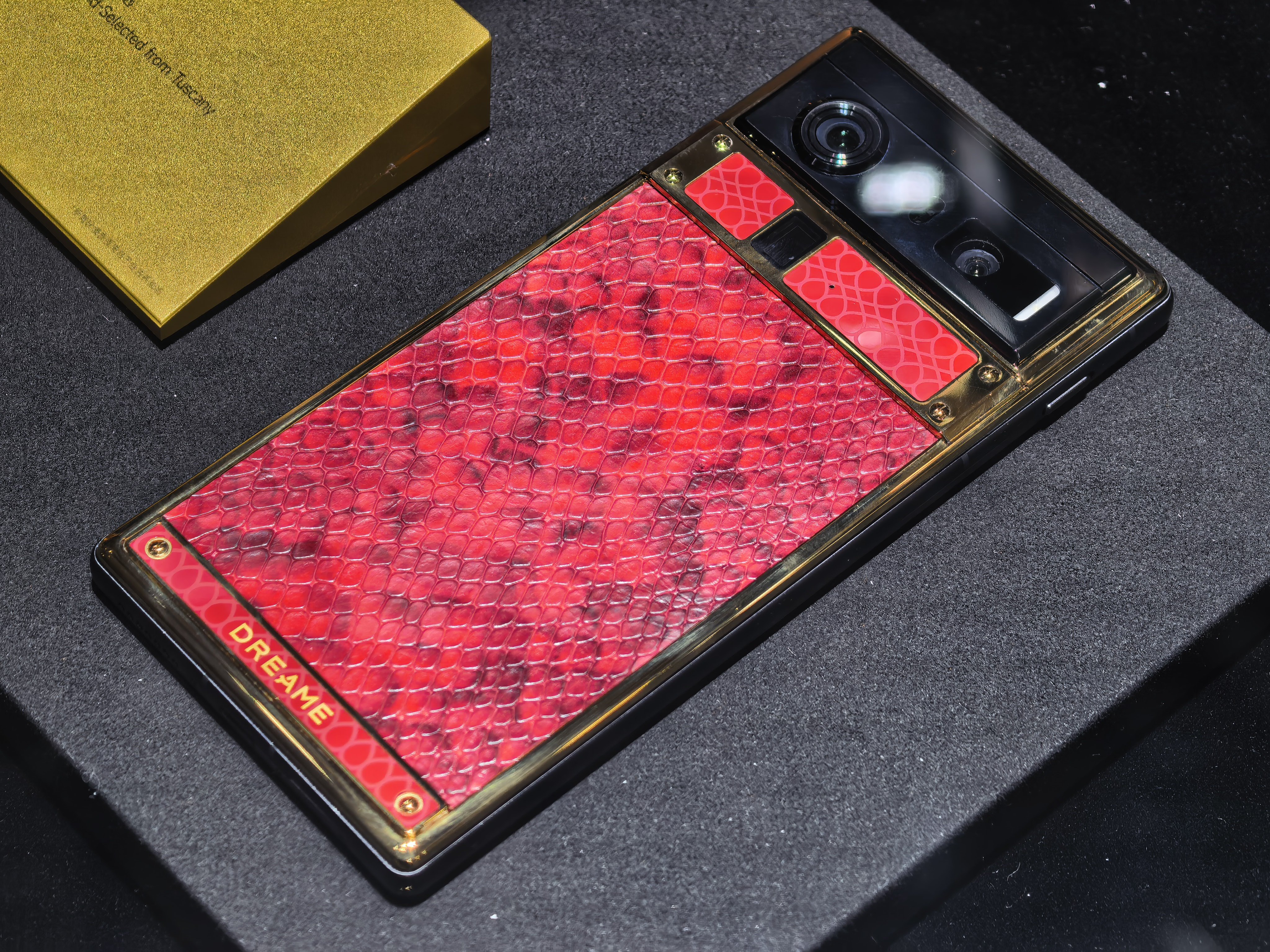 今年的AWE2026 追觅展台真的是炸翻全场了！尤其是AURORA LUX手机，