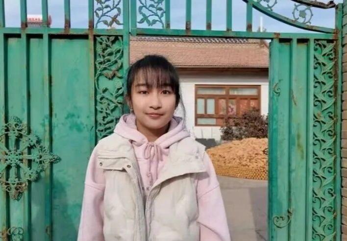 13岁女孩登上了人民日报！
12月6日，宁夏同心县13岁的李佳婷浑身湿透回家，被