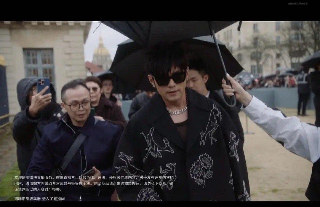 周杰伦今天迪奥造型。真的年轻20多岁 