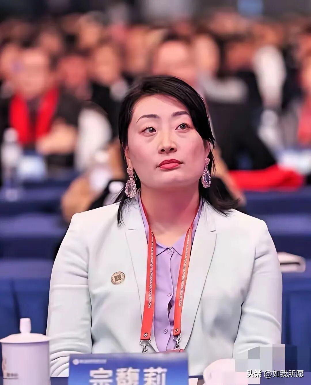 “没有娃哈哈三个字，凭啥买你？”
网友这话扎心但真实。
宗馥莉显然想通了：既然不