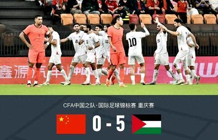 “给我滚出国家队！中国足球，永久不让他们进！

一分钟以内，立刻出去，永远别再露
