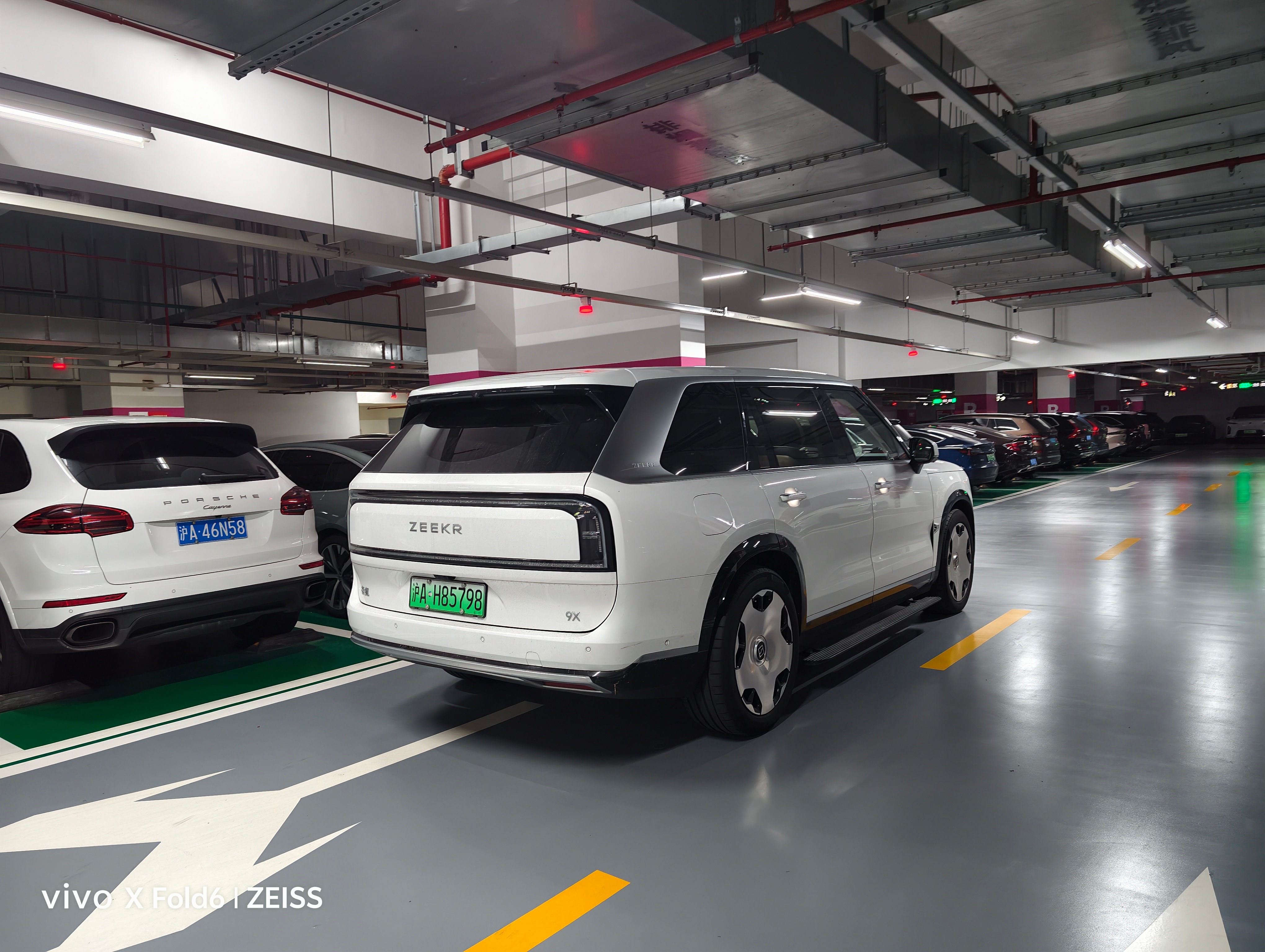 极氪9x又出牌了，五座版今天正式预售很多人不需要一个三排六座车，所以相同的外观、