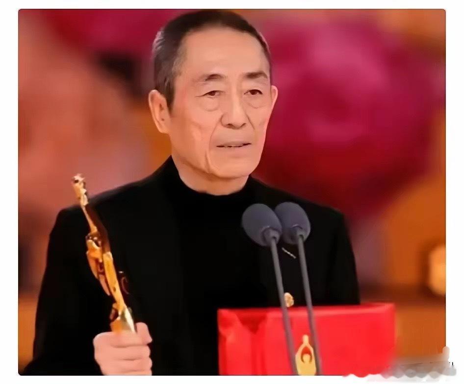 76岁的张艺谋，昨晚在百花奖现场，脸都快僵了。原因无他，旁边那位年轻貌美的女主持