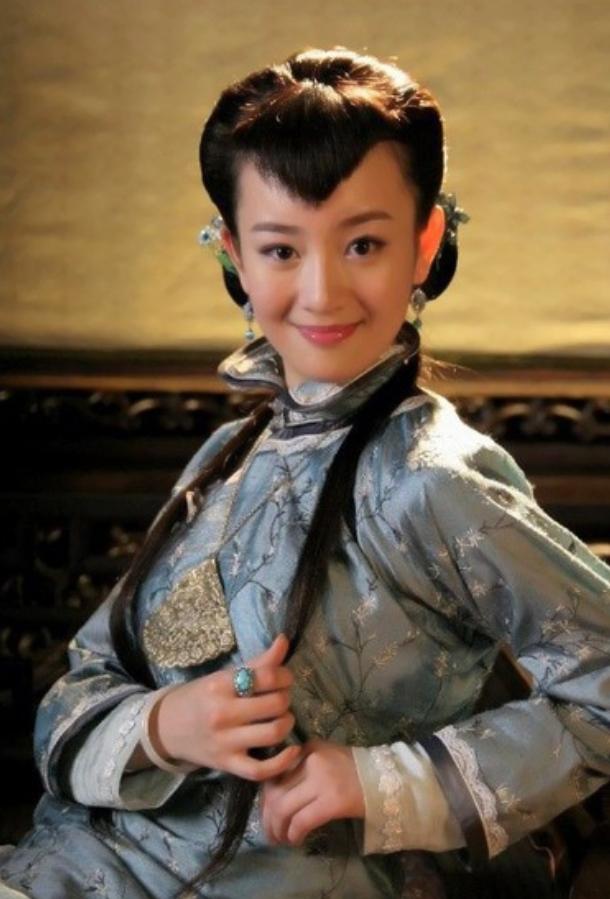 1904年，通房丫李氏，站着侍奉丈夫与正妻长达33年。这日，她正在盛饭。谁知，管