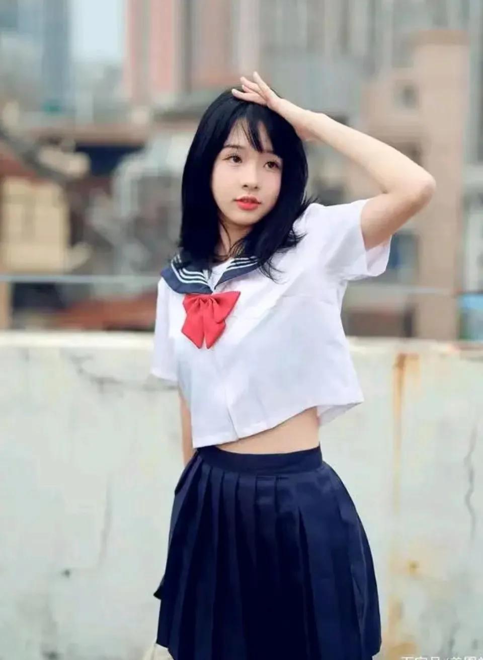 朋友们，我有一个问题想要问问大家。假设现在有一个大龄剩女，她的颜值虽不算出众，但