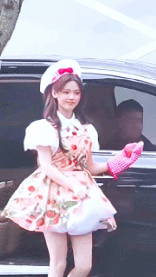 杨超越厨娘装录一见你就笑 一见你就笑 杨超越这次的小厨娘造型简直甜度爆表啊！草莓