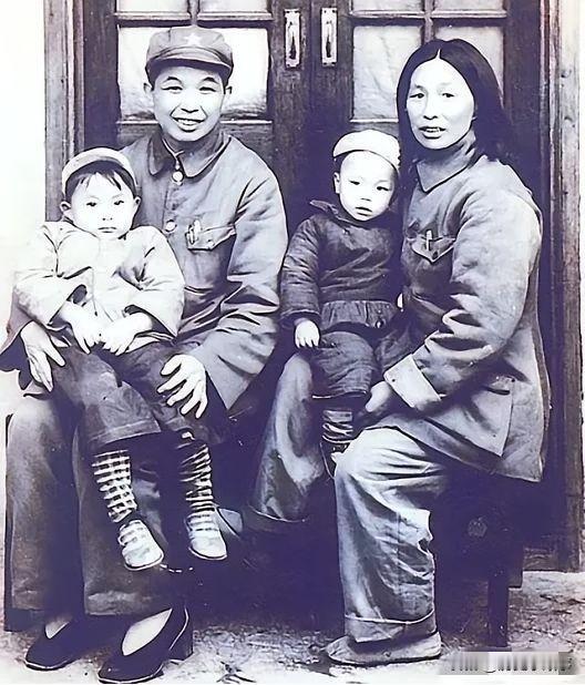 1953年，西康军区司令员刘忠，听说母亲尚在人世，当即带着妻子回家探亲，可到家后