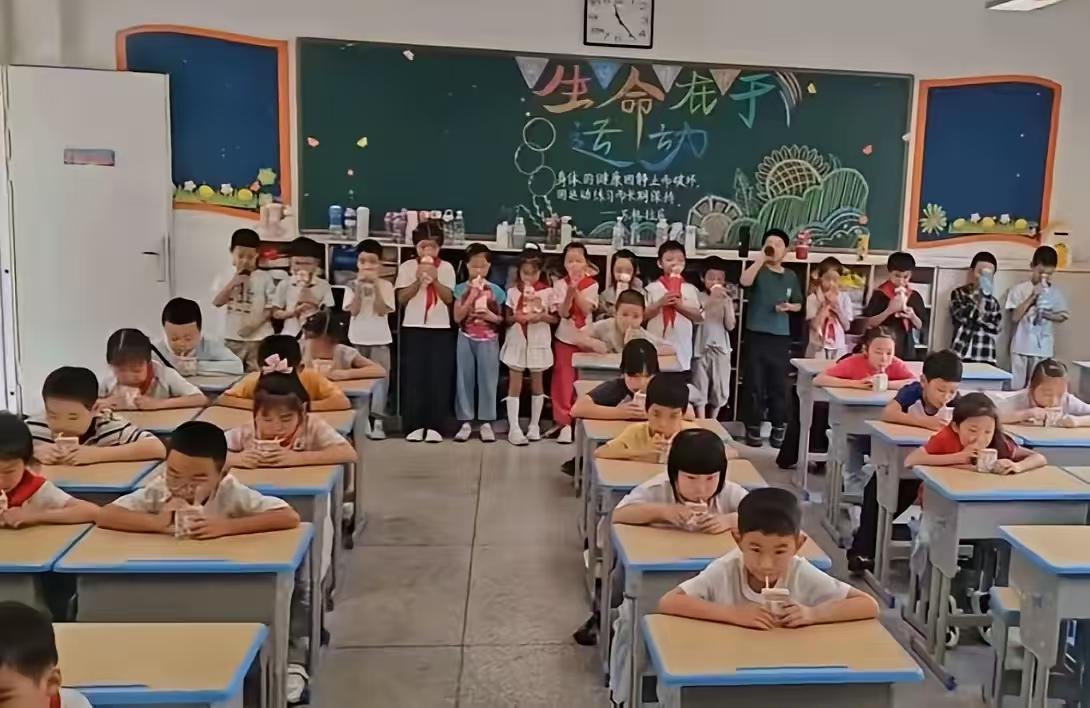不光这个小学，全国都有这个现象。不买学生保险，牛奶，报纸等等，不按照学校建议的订