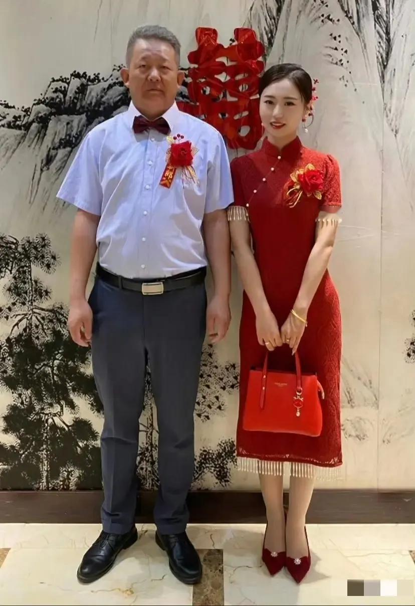 好奇！这么年轻为啥找父辈的男人结婚！
是从小缺父爱吗？[what]