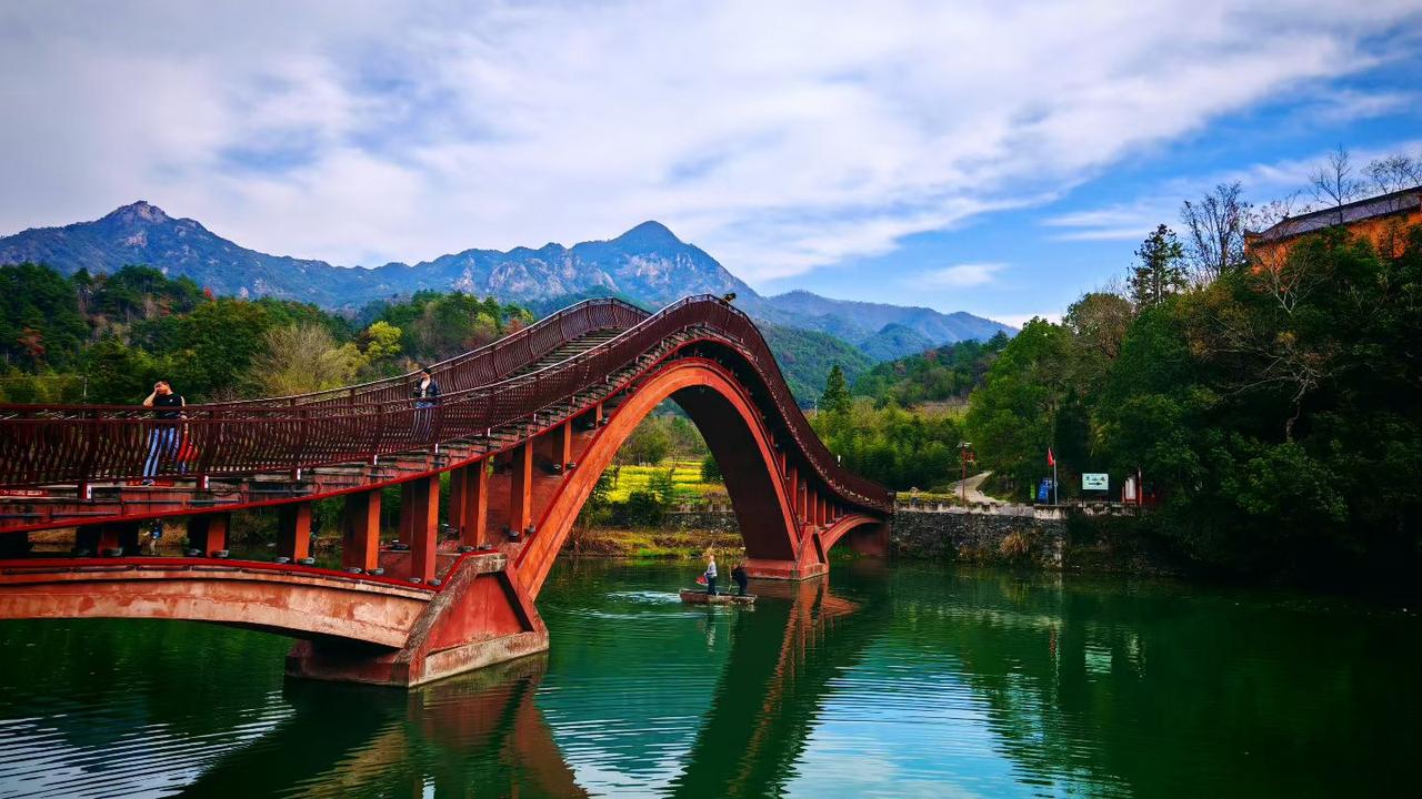 风掠过桥栏，带着山林的清冽，连时光都在这里慢了下来。