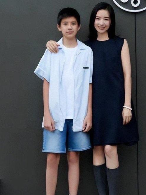 董洁和儿子同框，忍不住在想：儿子左边站着的是潘粤明，那该多好。

潘粤明和董洁，